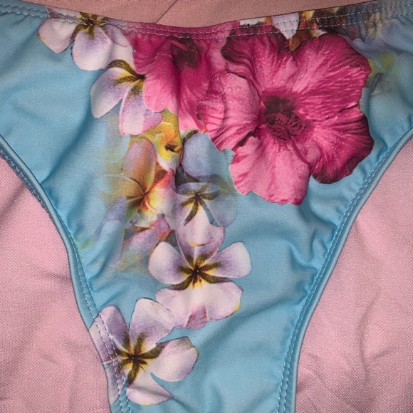 Bikini - Picture 2 of 6